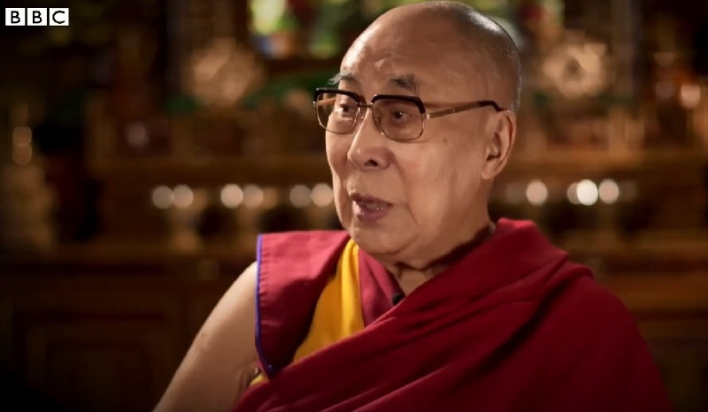 西藏流亡精神領袖達賴喇嘛接受英國廣播公司（BBC）專訪。   圖：翻攝BBC臉書影片