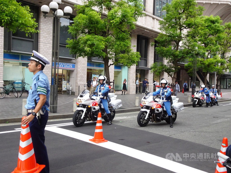 日本首度舉辦G20峰會，共有37國與組織的元首或代表出席，日本出動3萬2000名警力維安，多處可看到安檢或警員站崗。   圖/中央社
