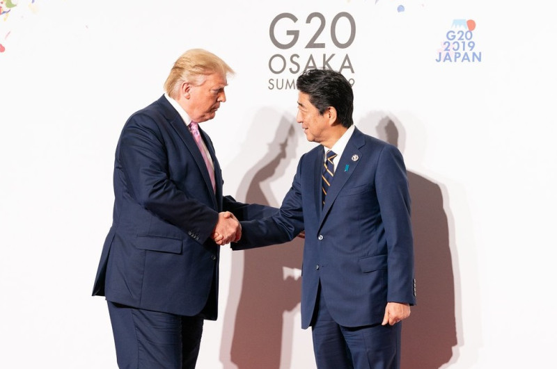 美國總統川普在G20峰會上與日本首相安倍晉三握手。   圖/白宮推特