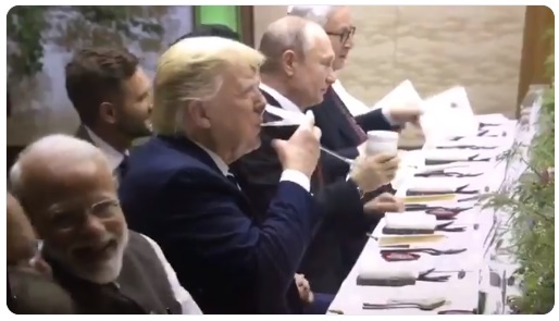 俄羅斯總統蒲亭參加20國集團（G20）大阪峰會出席正式晚宴時，只用自己帶的保溫瓶喝東西。   圖/翻攝自推特