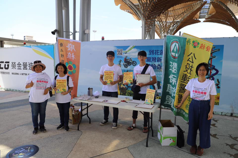 多個反核民間團體今 (29) 天在全台6個火車站擺攤連署，以街頭宣講的方式推動「廢核．再生」的公投連署。   圖：翻攝自台灣環境保護聯盟粉專