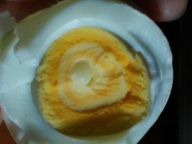 有網友在「我是永和人」Facebook社團以及Dcard「美食板」上發問為什麼水煮蛋蛋黃呈現一圈一圈像「年輪」的紋路。   圖：百度知道