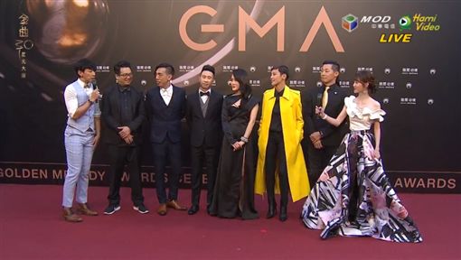 香港歌手何韻詩與「閃靈樂團」同走紅毯。何韻詩身穿黃色風衣，呼應香港「反送中」   圖：擷取自Ｈami Video畫面