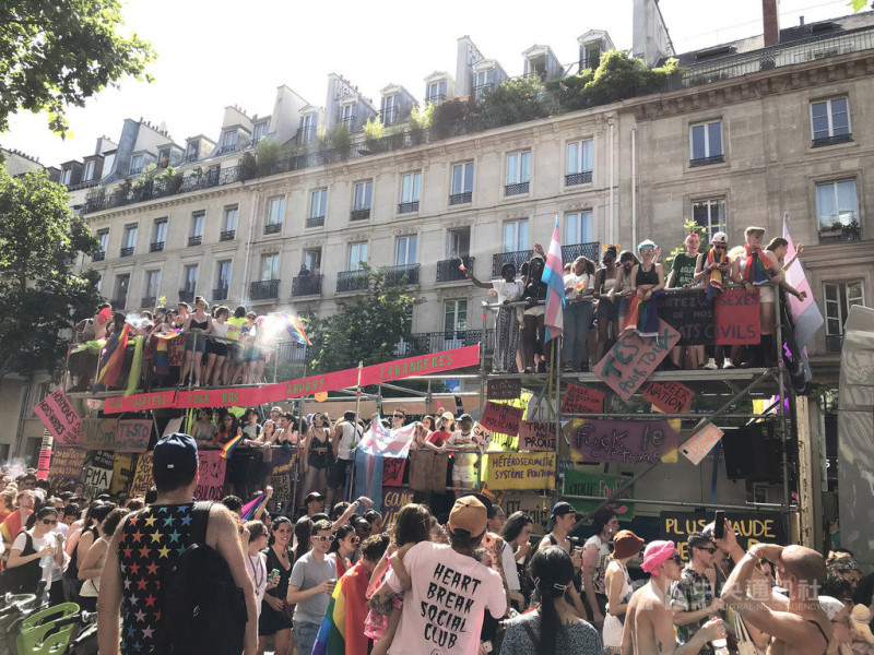 法國正經歷今夏首波熱浪，巴黎今天（29日）最高氣溫在攝氏35度左右，但仍有許多人參與同志遊行，許多人打赤膊上街。   圖/中央社