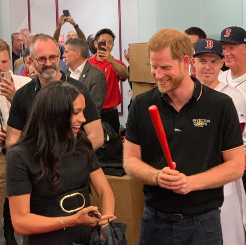 紅襪球員致贈梅根一件有著球隊標誌的紅色寶寶包屁衣和小球棒。   圖/Meghan, Duchess of Sussex臉書專頁