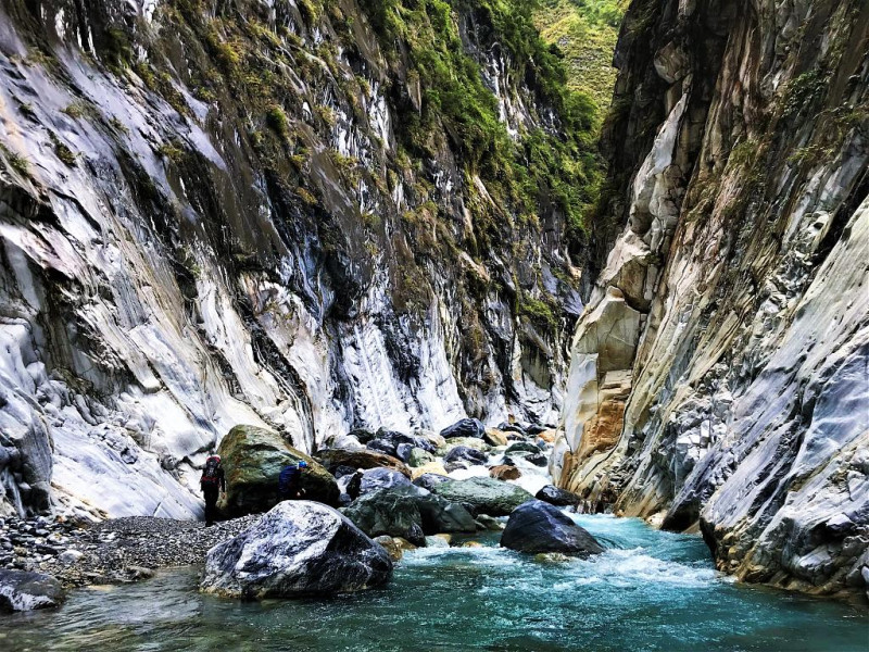 挑戰級溯溪路線體力的要求比大眾級高，會遇到的地形難度也提高不少。   圖：Tripbaa趣吧／提供