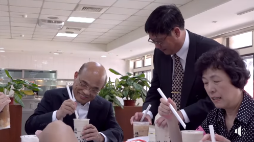 行政院長蘇貞昌（左起）邀環保署長張子敬喝珍珠奶茶測試紙吸管，以吸管戳破膠膜的手法相當熟練。   圖：翻攝自蘇貞昌臉書