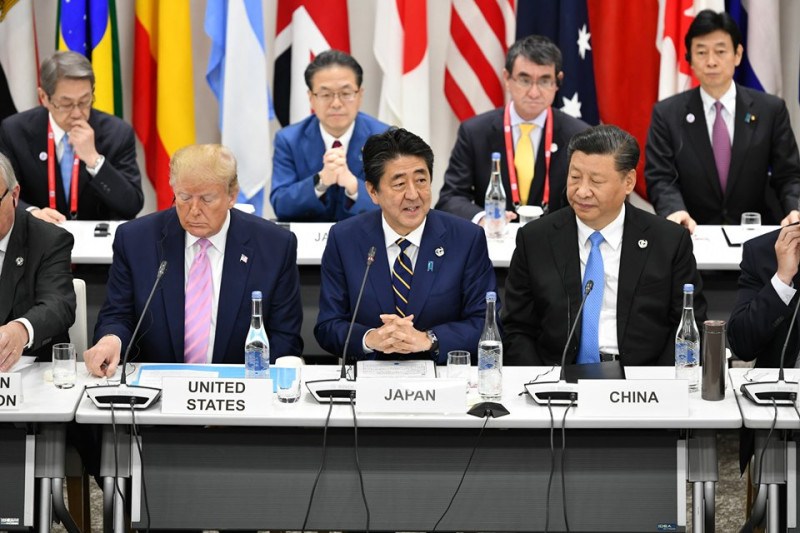 美國總統川普（前排左）與中國領導人習近平（前排右）在G20高峰會碰面，仍未解決美中貿易紛爭。   圖：翻攝自G20 JAPAN臉書