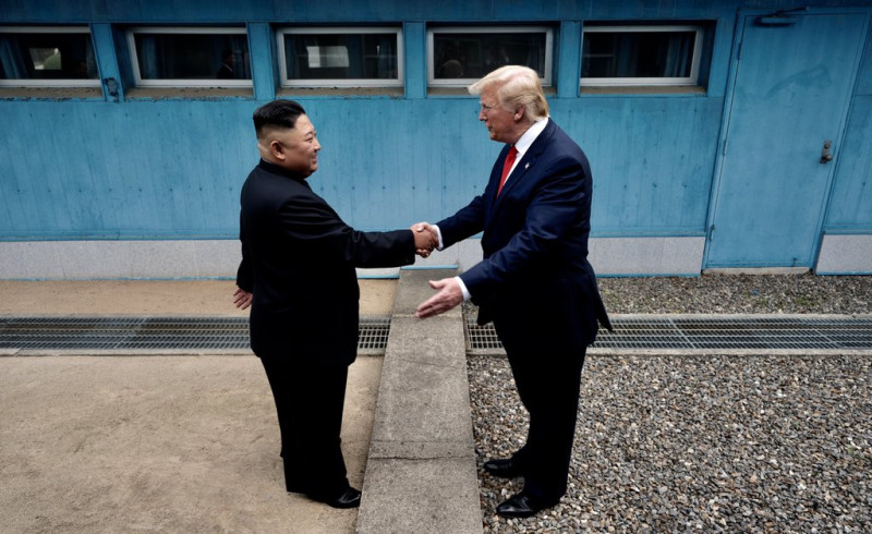 美國總統川普（右）與朝鮮領導人金正恩在38度線握手一刻，寫下新的歷史。
