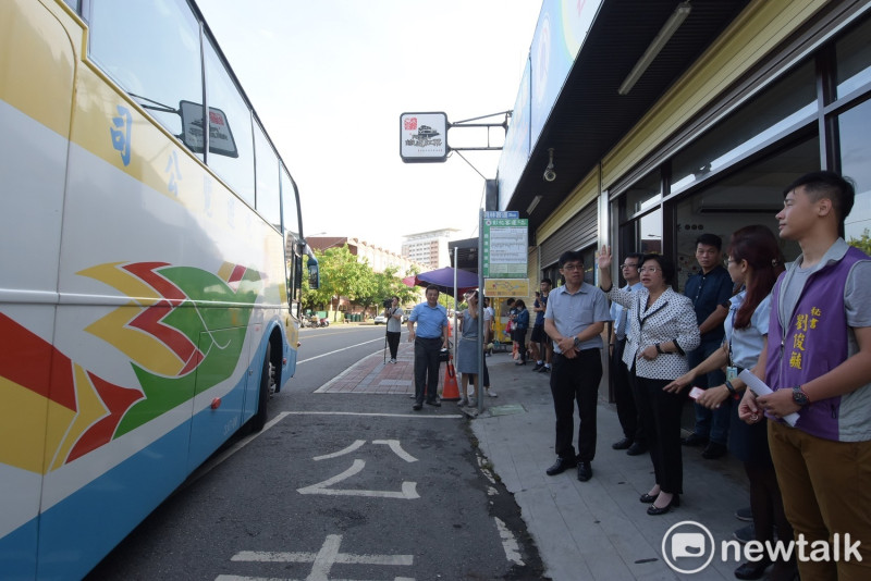 彰化縣直駛溪頭的公車又多一路線，暑假增開平日班次，縣長王惠美向搭乘首發車的乘客揮手。   圖 : 唐復年/攝