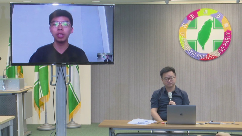 民進黨秘書長羅文嘉與香港眾志秘書長黃之鋒（左上）透過網路對談。   圖：翻拍自民進黨臉書