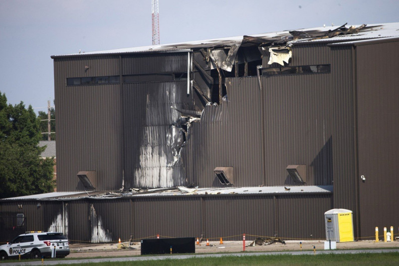 一架小飛機從阿迪森市立機場起飛後，撞上附近的飛機棚，造成機上10人全數罹難。   圖:美聯社/達志影像
