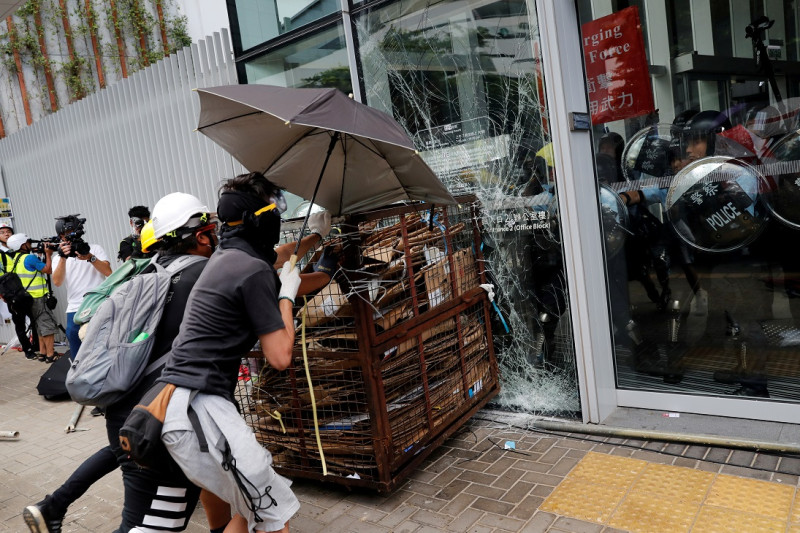 由民陣所號召的香港七一遊行，時至中午過後，衝突加劇，其中一批示威者包圍立法會入口，並搬起回收籠車與鐵棍試圖衝撞立法會   圖：達志影像／路透社