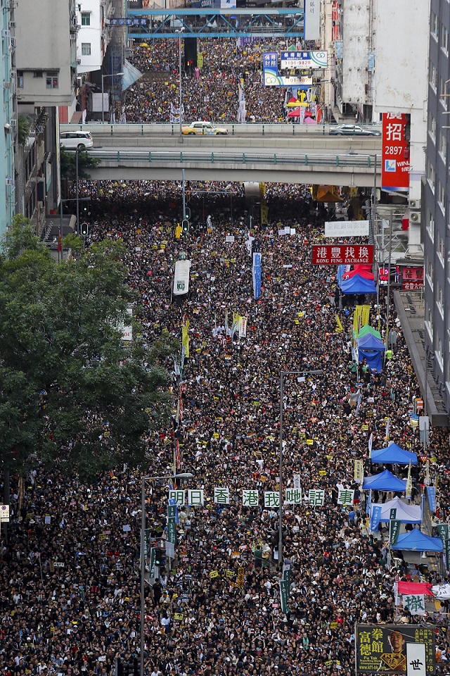 香港民間人權陣線舉辦香港七一遊行，避開對峙區域，改以遮打道為終點。   圖：達志影像/美聯社