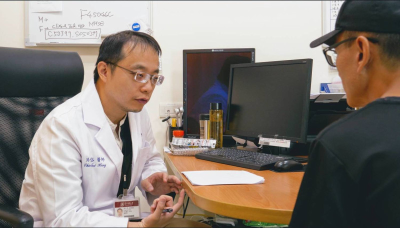 神經內科洪千岱醫師(左)正為病人做術前諮詢。   圖：雙和醫院提供