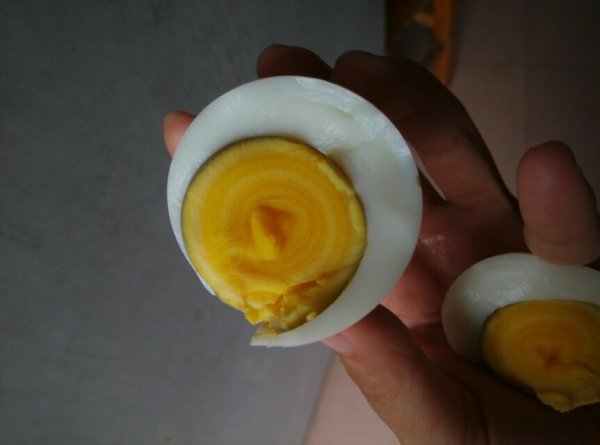 有多位網友反應水煮蛋蛋黃出現年輪狀的紋路。   圖：知乎