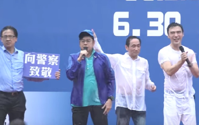 香港藝人譚詠麟(左2)、鍾鎮濤(右1)等多位知名藝人，表態支持警方在遊行中的處置。   圖：翻攝Youtue