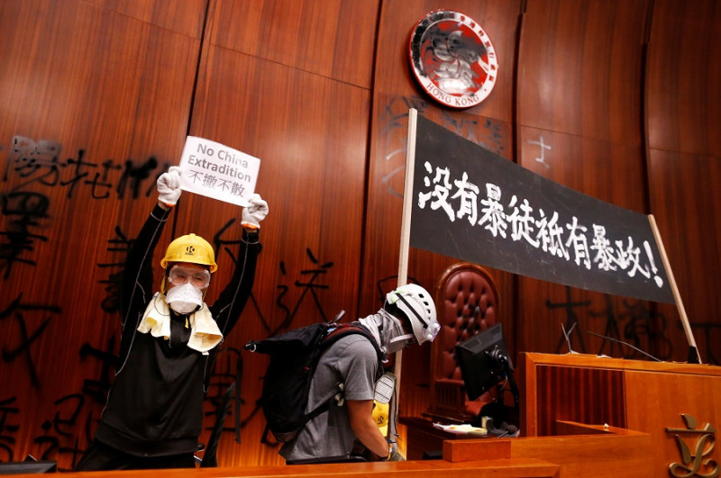 香港群眾今晚突破防線攻佔立法會大廳，引發國際關注。   圖：達志影像/路透社
