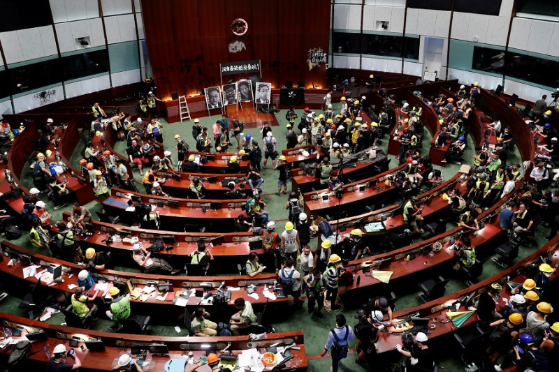 香港反送中示威者七一攻進立法會，引發國際關注。