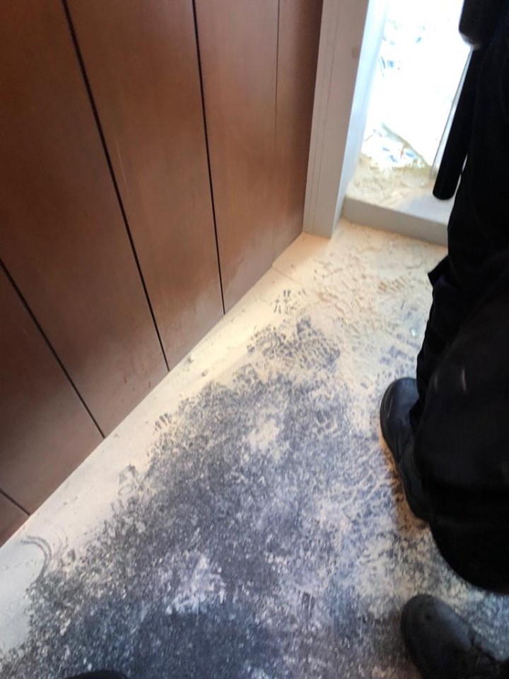 香港警察官方臉書指出，闖立法會民眾向警方投撒的，疑似是石灰粉。   圖：翻攝自香港警察臉書