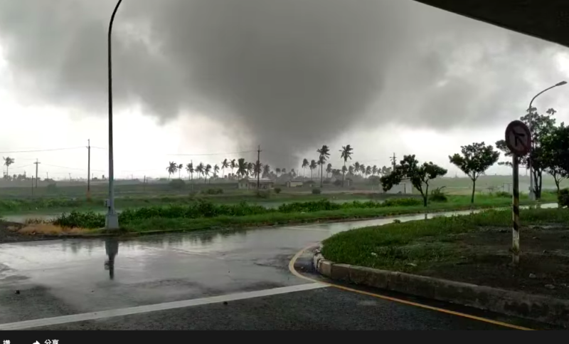 昨（1）日屏東縣南州、林邊地區下午有民眾拍到威力驚人的龍捲風。   圖：截自鄭明典臉書