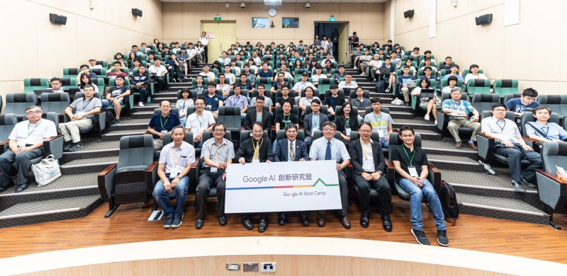 第二屆「AI創新研究營」邀請了科技部陳良基部長、Google Taiwan簡立峰董事總經理、台灣大學陳銘憲副校長及臺大人工智慧研究中心陳信希主任揭開序幕。   圖：科技部／提供