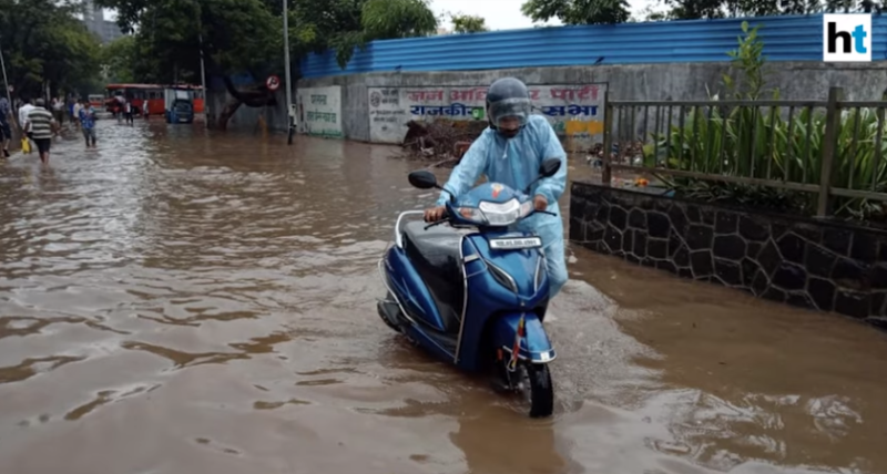 印度孟買連日遭暴雨侵襲釀成水災，讓這座2000萬人口的城市陷入停滯的狀態。   圖：翻攝Youtube