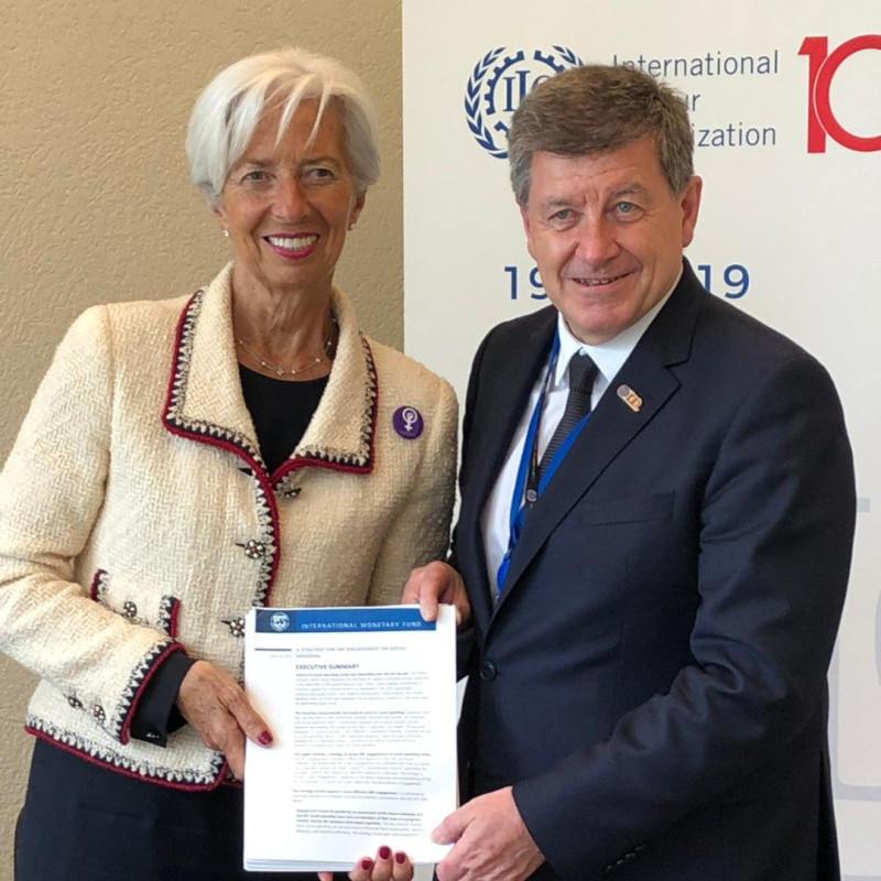 IMF第一副總裁、美國經濟學家李普頓（David Lipton）（右）將任臨時總裁，取代獲提名接掌歐洲央行總裁的拉加德（Christine Lagarde）（左）。   圖：取自David Lipton推特