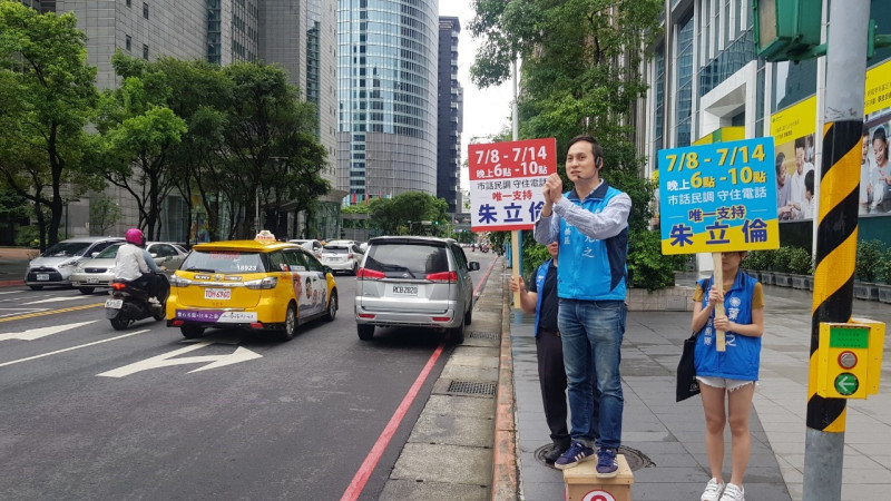葉元之今早上班時間在新北市政府前路口，爭取市府員工支持朱立倫電話民調。    圖：葉元之辦公室提供