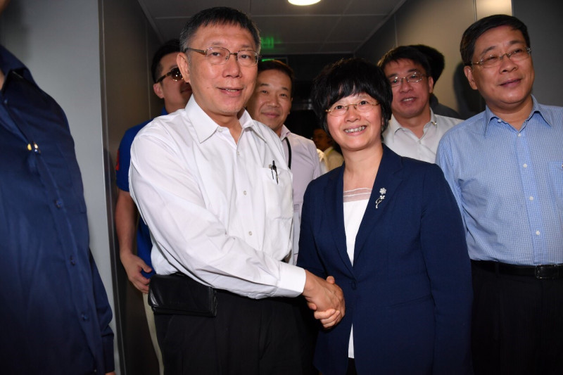台北市長柯文哲（左）今抵達上海，由上海副市長宗明（中）、上海市台辦主任李文輝（右）接機。   圖：北市府 / 提供
