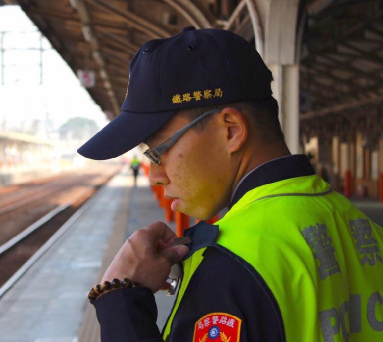 台鐵員工和警察在嘉義火車站前列隊送李承翰最後一程。   圖：翻攝自李承翰臉書