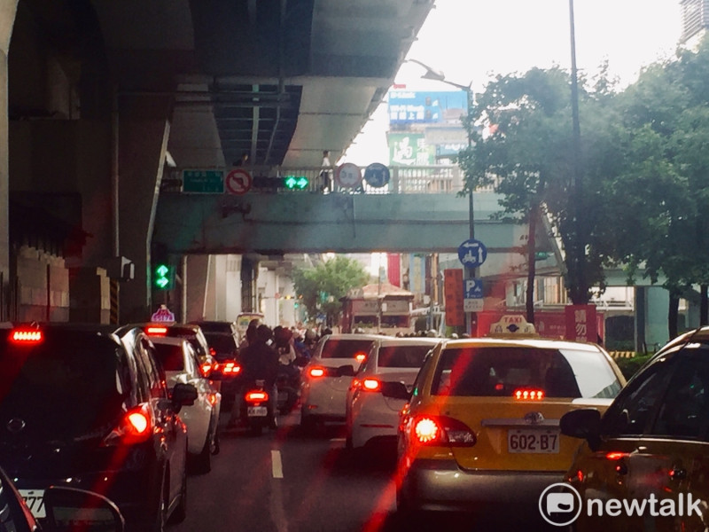 為縮短用路人停等紅燈及曝曬時間，台北市交工處表示，於夏季（6至9月）調降「信義路1段與林森南路」等435處路口中午時段（11時至14時）號誌紅燈秒數。   圖：閻芝霖/攝