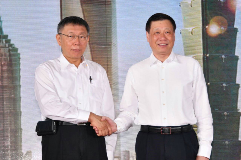 台北市長柯文哲（左）出席2019台北、上海雙城論壇，與上海市長應勇（右）合影。   圖：北市府 / 提供