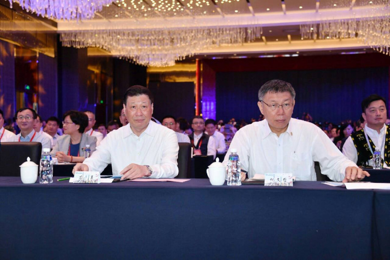 台北市長柯文哲（右）與上海市長應勇（左）出席雙城論壇開幕式。   圖：台北市政府 / 提供