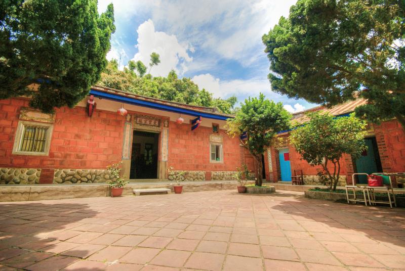 苑裡鎮的「東里家風」三合院，是目前台灣少見又保存良好的紅磚瓦與交趾陶建築物。   圖：苗栗文化觀光旅遊網／提供