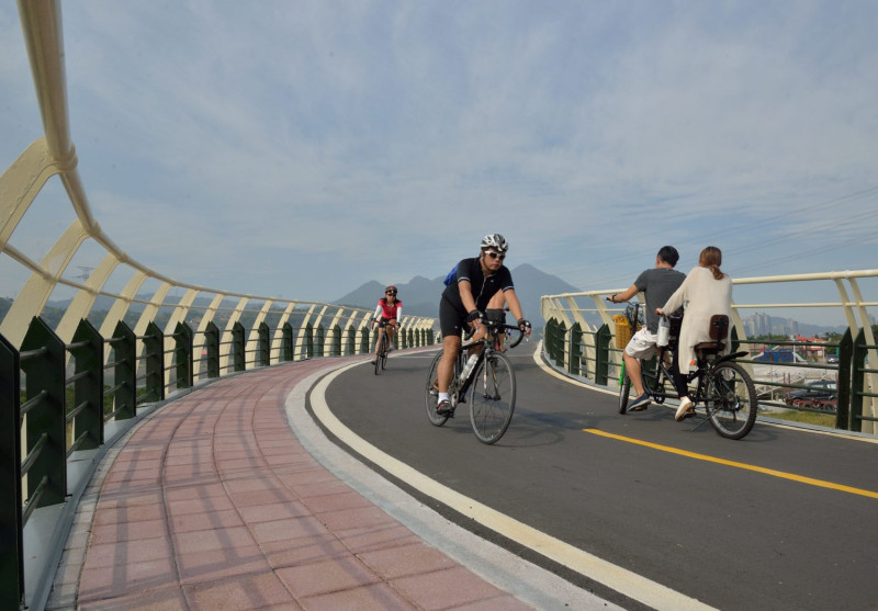 關渡自行車道規劃完善，騎自行車前往碼頭是很舒服又健康的運動方式。   圖：台北市政府工務局水利工程處／提供