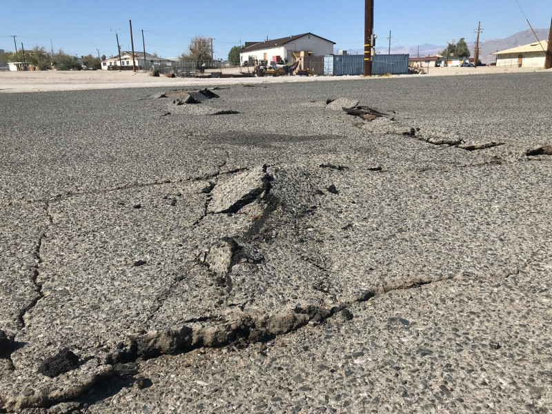美國加州里奇雷斯特市發生一起規模6.4強震，當地有路面甚至發生龜裂。   圖：達志影像/美聯社