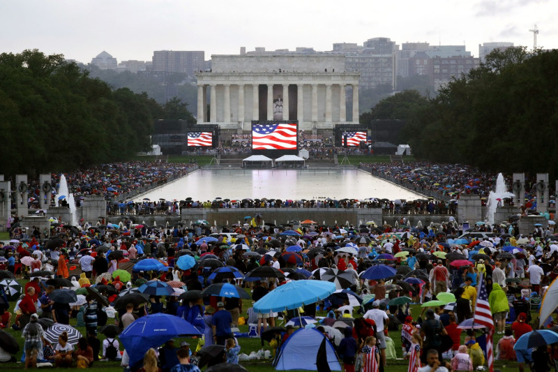 林肯紀念堂前，聚集了許多美國民眾，一同歡度國慶。   圖:美聯社/達志影像