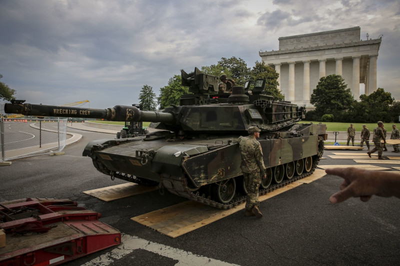 在川普的「向美國致敬」活動前，一輛M1艾布蘭主力戰車在林肯紀念堂北側行駛。   圖:美聯社/達志影像