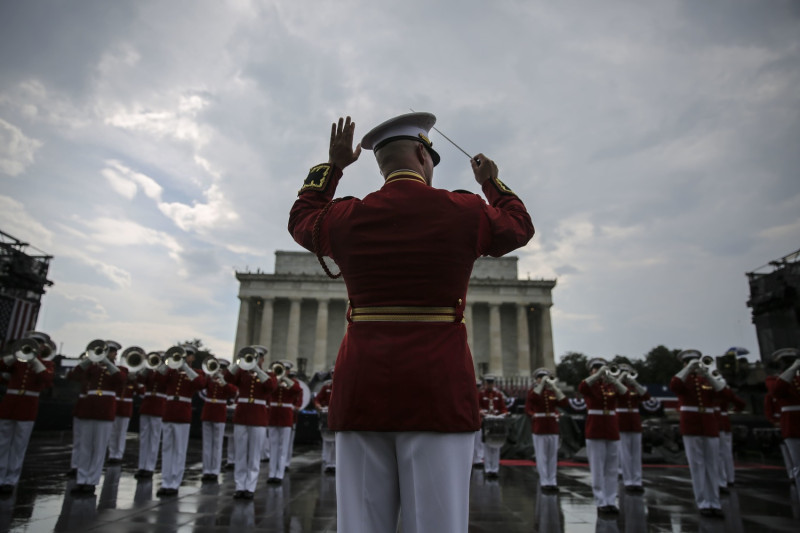 美國海軍陸戰隊軍樂團在川普的「向美國致敬」活動中演出。   圖:美聯社/達志影像