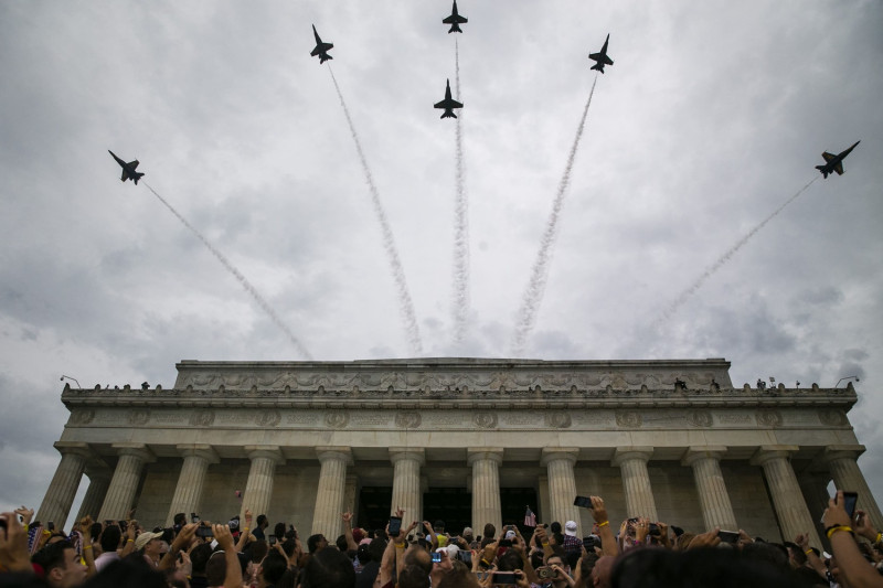 美國國慶活動上，數架F-35戰機自林肯紀念堂上空飛過。   圖:美聯社/達志影像