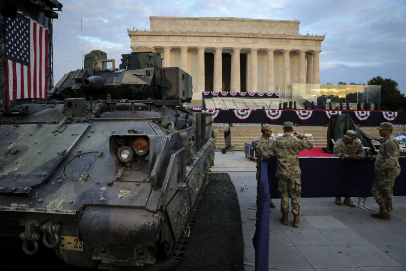 一輛M2布雷德利裝步戰車停在林肯紀念堂前，數名官兵在一旁為活動做準備。   圖:美聯社/達志影像(資料照片)