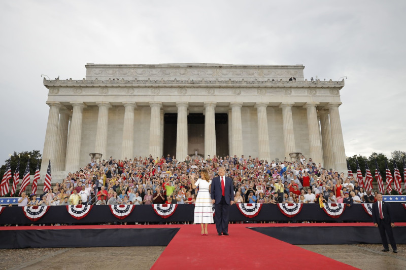 美國總統川普偕妻子梅蘭妮亞在林肯紀念堂，向參與民眾揮手示意。   圖:美聯社/達志影像