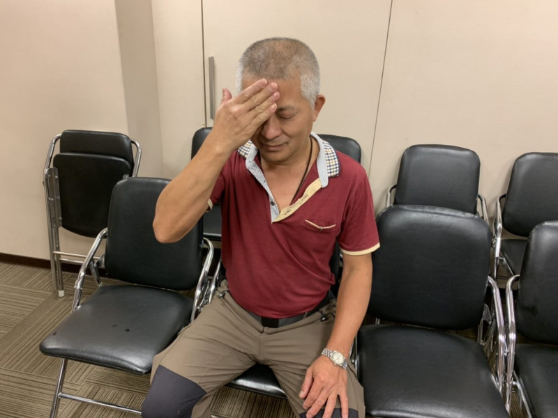 47歲李先生撞傷後產生皮下腫塊，干擾到臉部外觀。   圖／記者汪瑋琪攝