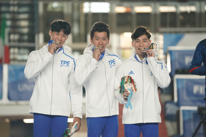 2019拿坡里世大運，我國男子體操隊由唐嘉鴻(左起)、李智凱、徐秉謙 奪銀。   圖／大專體總提供