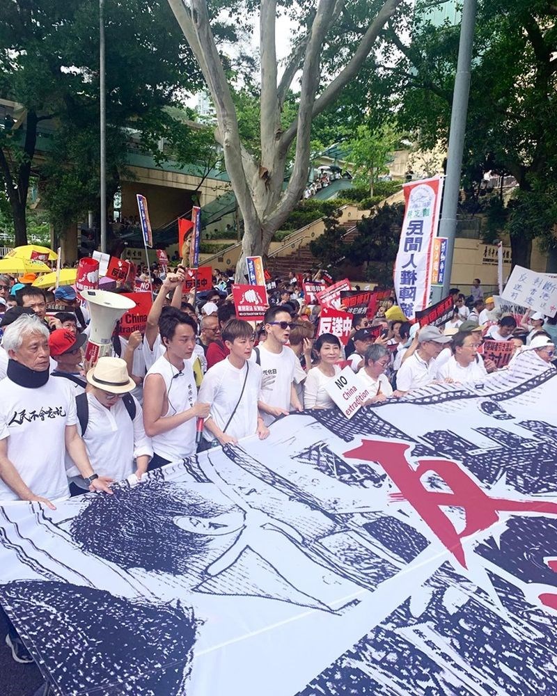 香港知名歌手和示威運動人士何韻詩與反送中民眾。   圖：取自facebook.com/HOCCHOCC