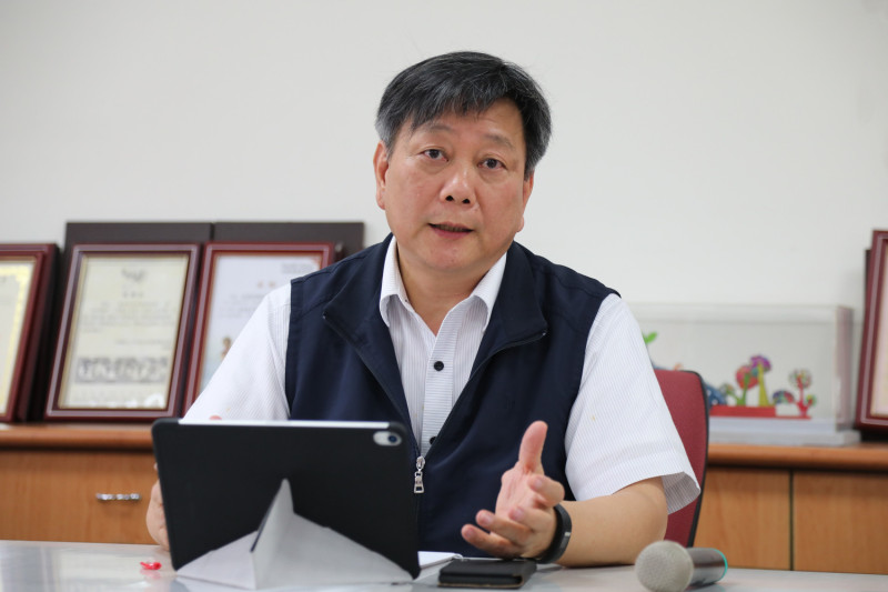 台南市教育局長鄭新輝表示，針對人本基金會舉報的國小性侵案，在性平會調查屬實後，已立即依法解聘該名教師，且終身不得再聘任為教師。   圖：黃博郎/攝