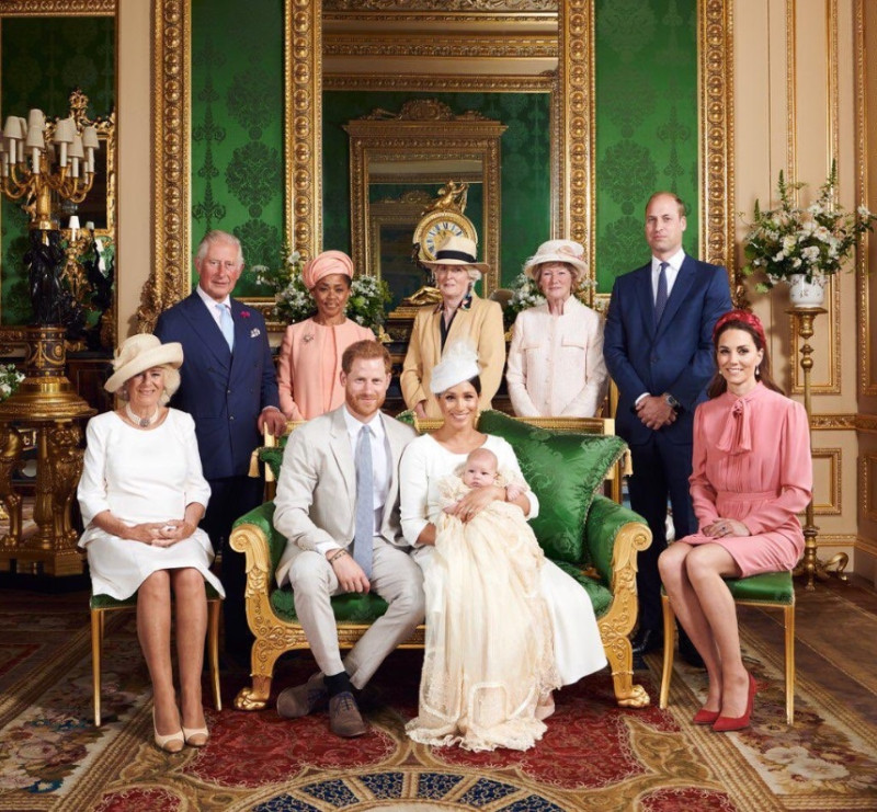 英國哈利王子與妻子梅根即將正式和王室成員的公眾生活告別，英國民眾看法兩極。圖為英國王室家族照。   圖/The Royal Family ‏推特