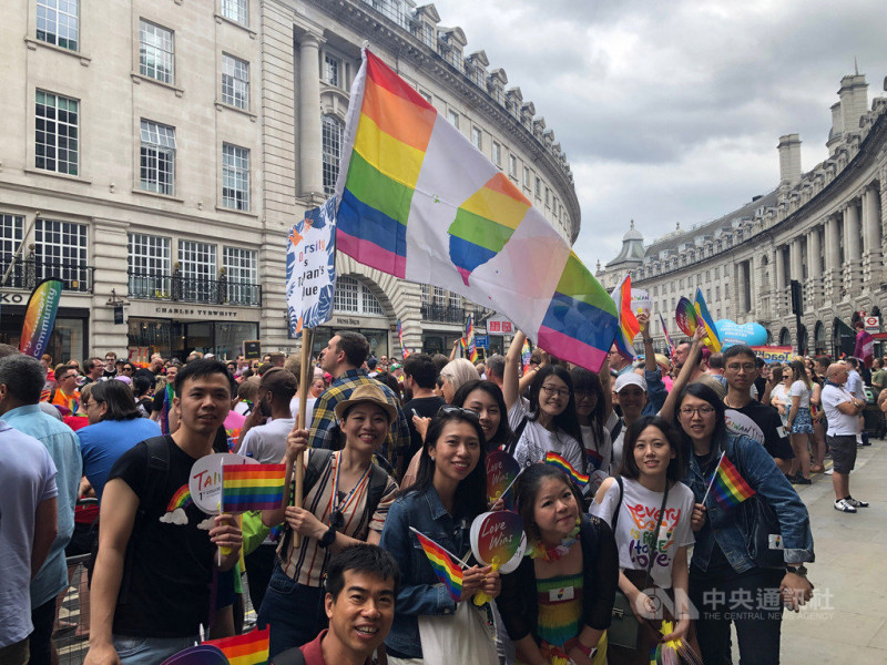 英國倫敦6日舉辦同志驕傲遊行，台灣民眾自發印製扇子，宣揚台灣成為亞洲第一個實現婚姻平權的國家。   圖/中央社