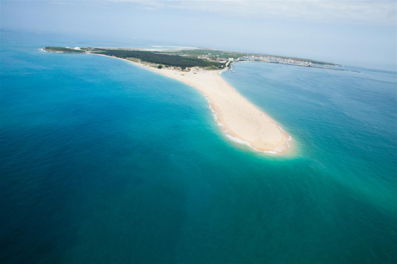 澎湖吉貝嶼有13公里長海岸線，白色沙灘與沙嘴最為人所知。圖：澎湖國家風景區官網／翻攝